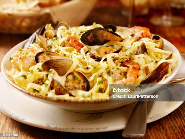 Foto de Linguini Com Frutos Do Mar e mais fotos de stock de Acompanhamento - Acompanhamento, Alho, Alimentação Saudável