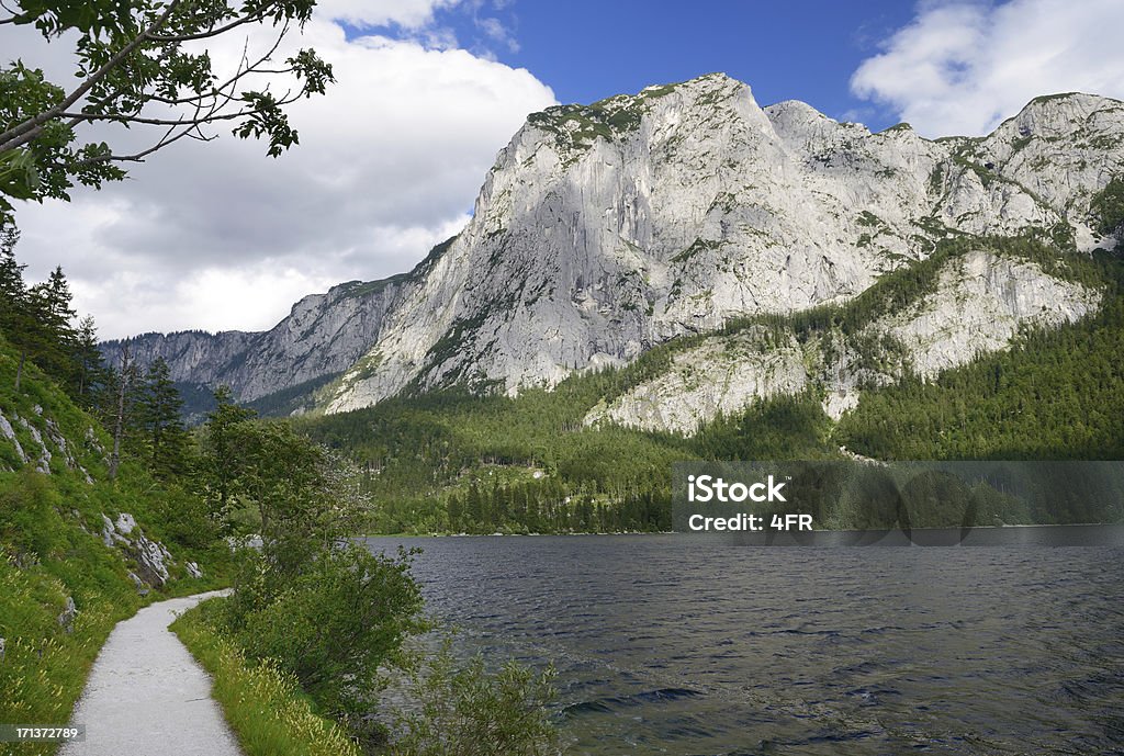 Randonnée autour du lac Altaussee avec la montagne Trisselwand, en Autriche - Photo de Alpes européennes libre de droits