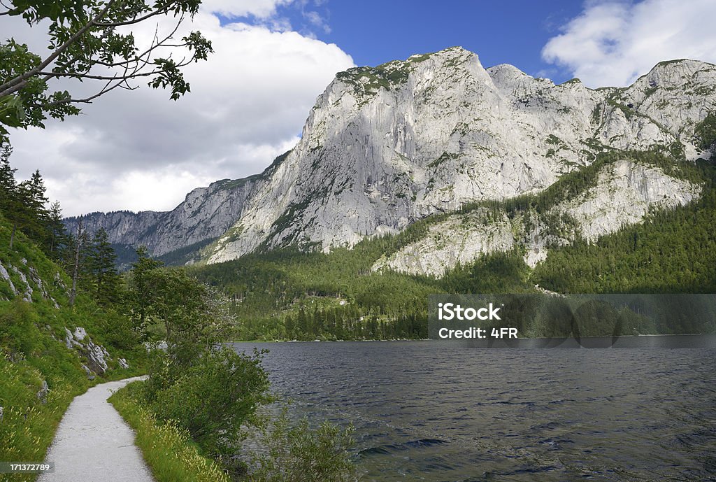 Trilha ao redor do Lago Altaussee com a Montanha Trisselwand, Áustria - Foto de stock de Alpes europeus royalty-free