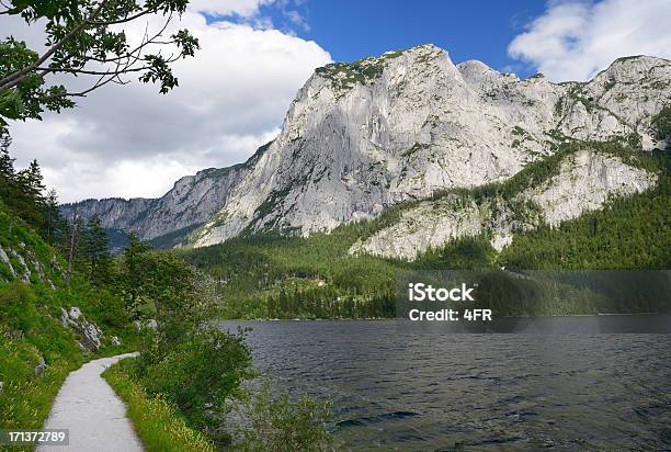 Foto de Trilha Ao Redor Do Lago Altaussee Com A Montanha Trisselwand Áustria e mais fotos de stock de Alpes europeus