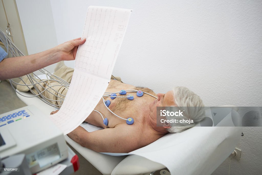 Homme vérifiant son ECG Electrocardiography.senior - Photo de Rythme cardiaque libre de droits