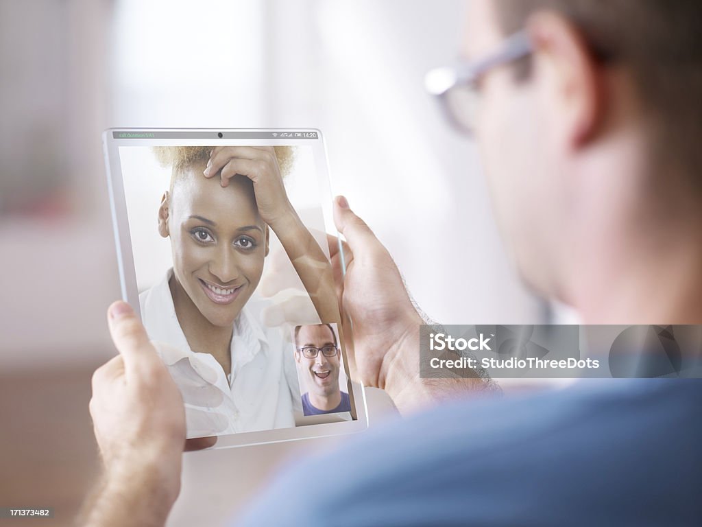 Mann, auf video an die futuristische digital tablet - Lizenzfrei Futuristisch Stock-Foto