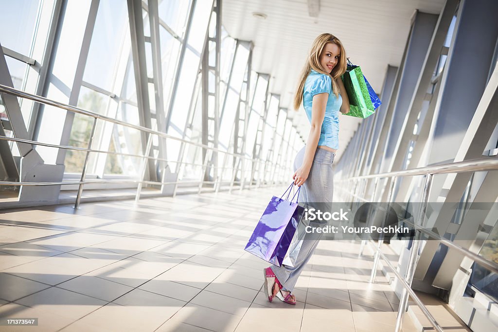 Donna dopo lo shopping - Foto stock royalty-free di 20-24 anni