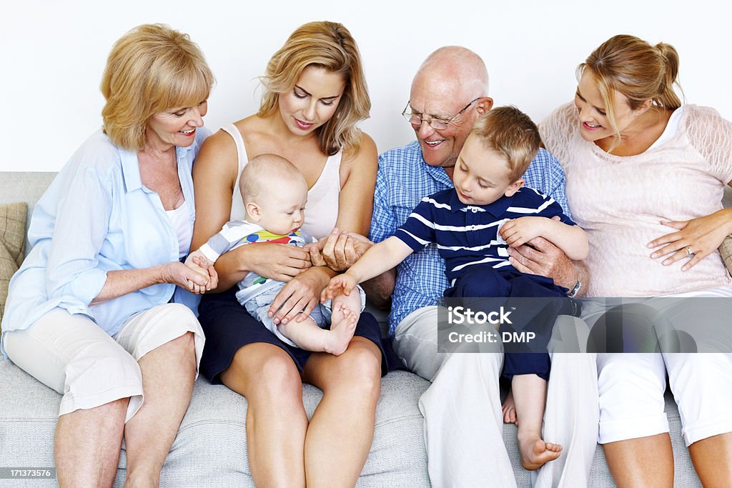 Famille à la maison s'amuser - Photo de Être enceinte libre de droits