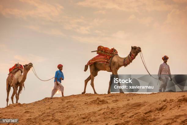 떠나볼까 사막 2명에 대한 스톡 사진 및 기타 이미지 - 2명, 걷기, 낙타