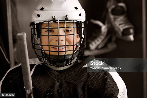 Jovem Pronto Para Jogar Jogador De Hóquei - Fotografias de stock e mais imagens de Criança - Criança, Meninos Adolescentes, Patinagem no Gelo