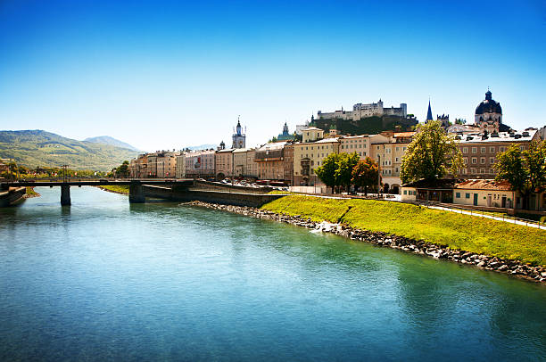панорамный вид в зальцбург, австрия - salzach river стоковые фото и изображения