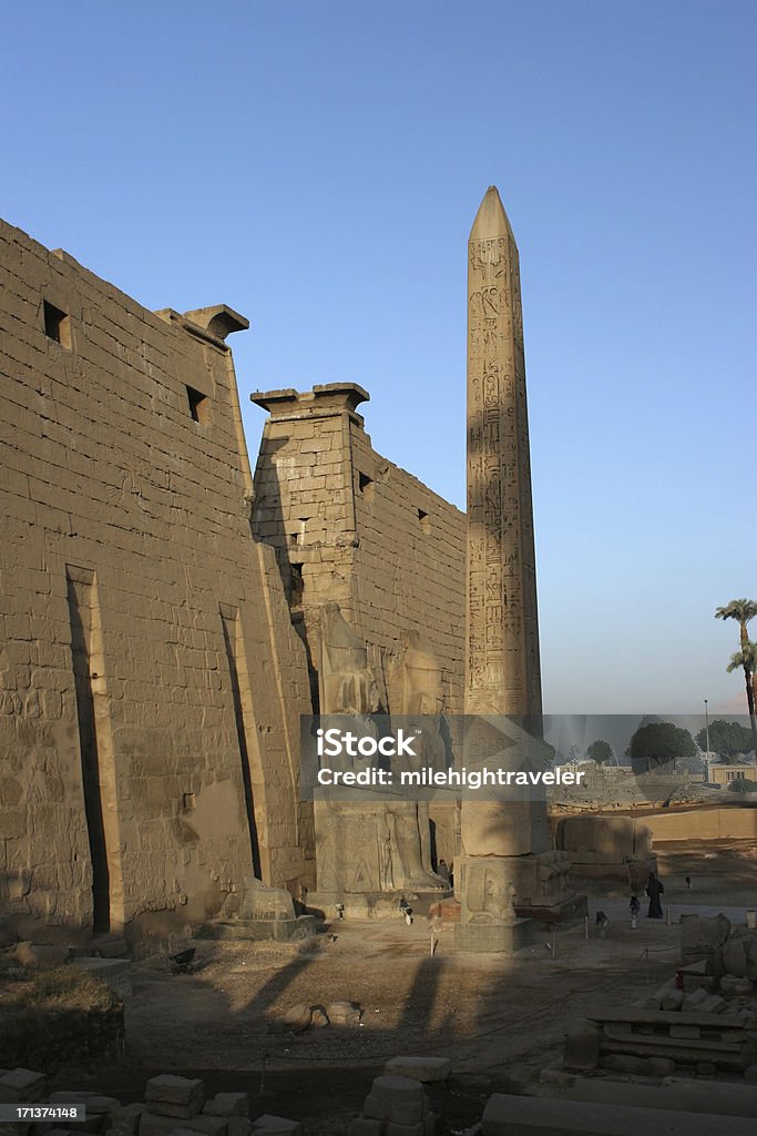 Temple de Luxor entrée avec l'Obélisque et Colosses Égypte - Photo de Architecture libre de droits