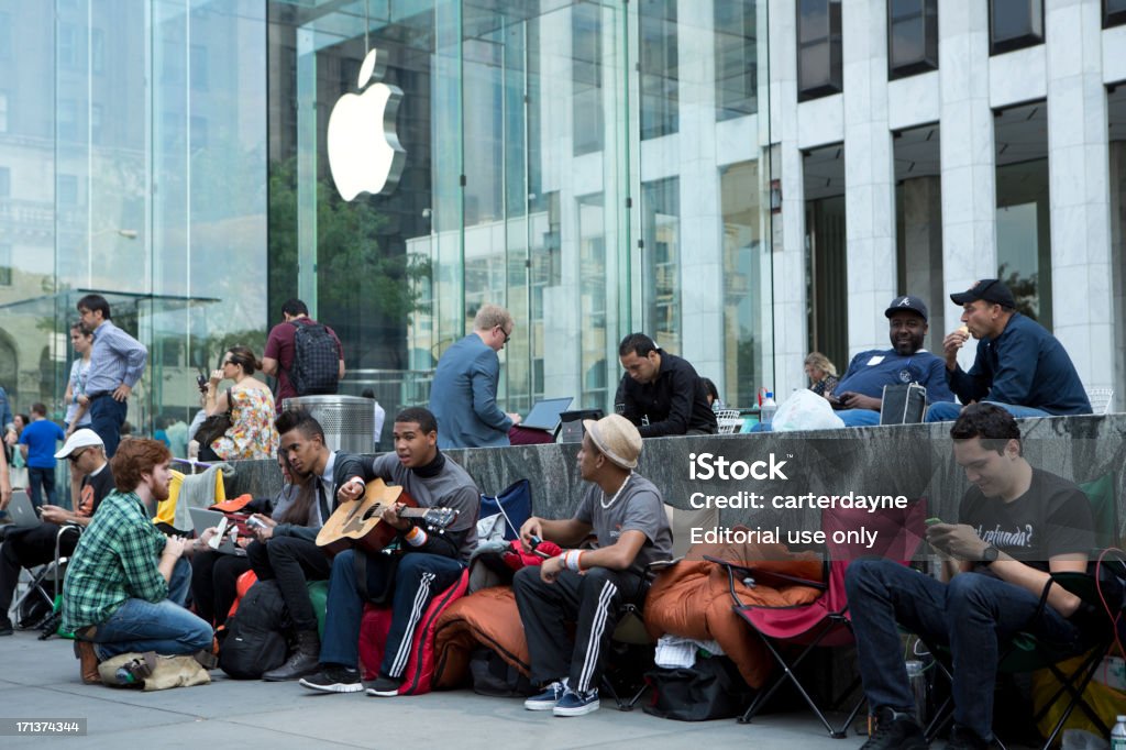iPhone 5 линии на передовой Apple Store в Нью-Йорке - Стоковые фото Стоять в очереди роялти-фри