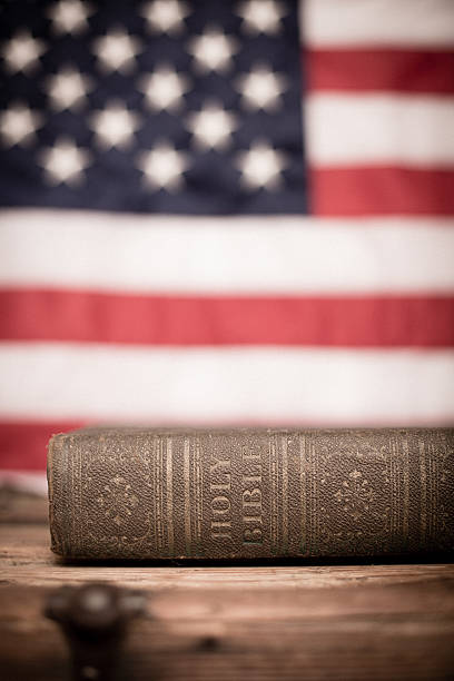 antica sacra bibbia, ornato con sfondo bandiera americana - bible american flag flag old fashioned foto e immagini stock