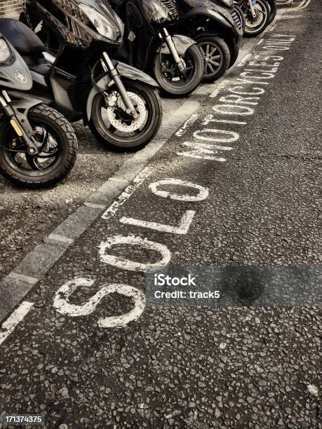 Solo Motocykli Tylko - zdjęcia stockowe i więcej obrazów Motocykl - Motocykl, Blokada rowerowa, Czarno biały