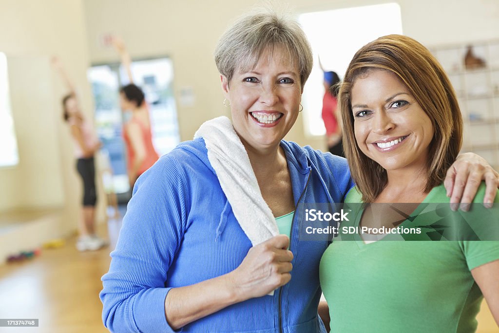 Dos mujeres feliz posando en ejercicio clase de ejercicios - Foto de stock de Actividades recreativas libre de derechos