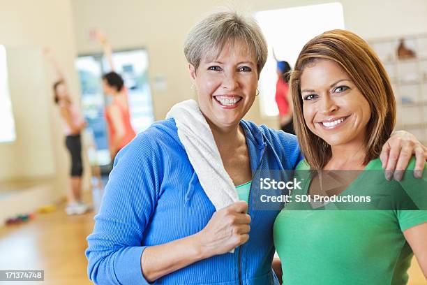 Duas Mulheres Felizes Posando Em Exercício Fitness Turma - Fotografias de stock e mais imagens de Adulto