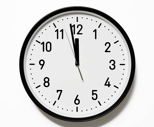 絶縁ショット 12 オクロッククロックフェースに白背景 - deadline time clock urgency ストックフォトと画像