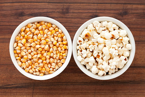 kukurydza i popcorn - popcorn snack bowl corn zdjęcia i obrazy z banku zdjęć