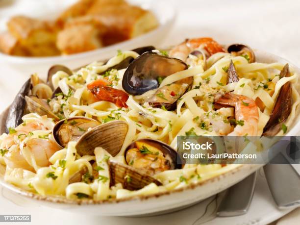 Linguine Frutti Di Mare - Fotografie stock e altre immagini di Pasta - Pasta, Vongole - Frutti di mare, Frutti di mare