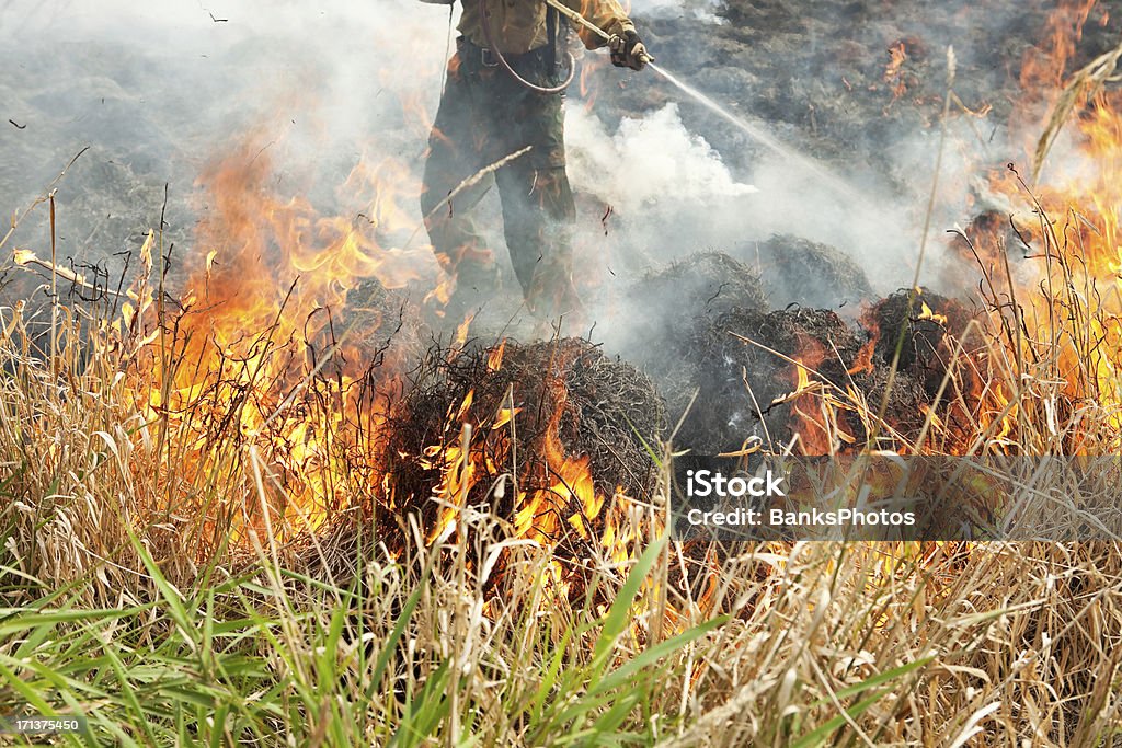 Пожарный Распылять в деревенском трава Fire - Стоковые фото Управляемый огонь роялти-фри