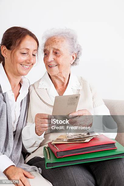 Mujer Mayor Y El Cuidador Foto de stock y más banco de imágenes de 80-89 años - 80-89 años, Abrazar, Abuela