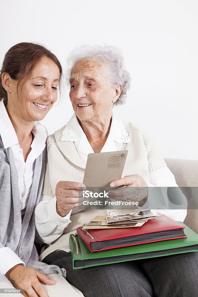 Donna anziana e del caregiver - Foto stock royalty-free di 80-89 anni