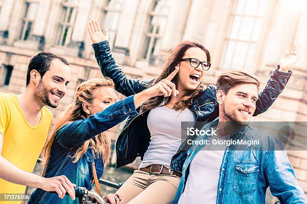 Foto de Quatro Amigos Sorrindo E Se Divertindo Ao Ar Livre e mais fotos de stock de 20-24 Anos - 20-24 Anos, 25-30 Anos, Adulto