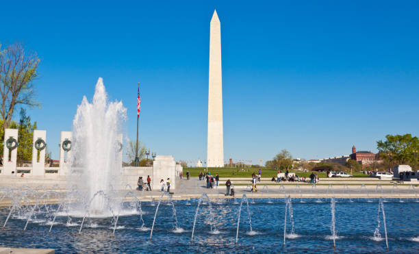 monumento de la ii guerra mundial, washington, dc - el monumento a washington el monumento bandera estadounidense y fuente fotografías e imágenes de stock