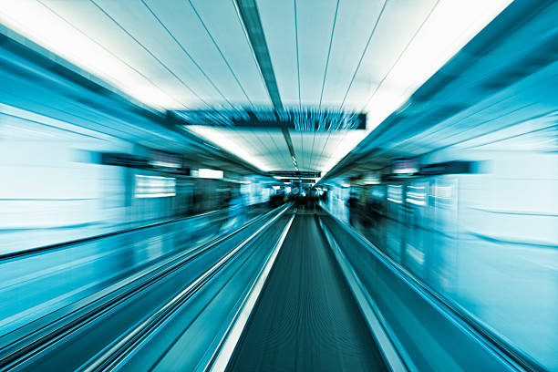 空港動く歩道 - sanfran2012 ストックフォトと画像
