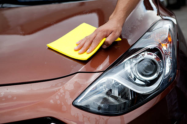 człowiek polerowania jego samochodu - polishing car zdjęcia i obrazy z banku zdjęć