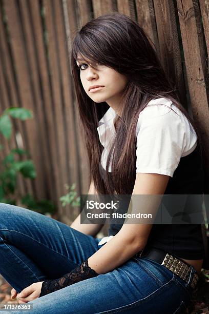 Ragazza - Fotografie stock e altre immagini di Adolescente - Adolescente, Ambientazione esterna, Confusione mentale