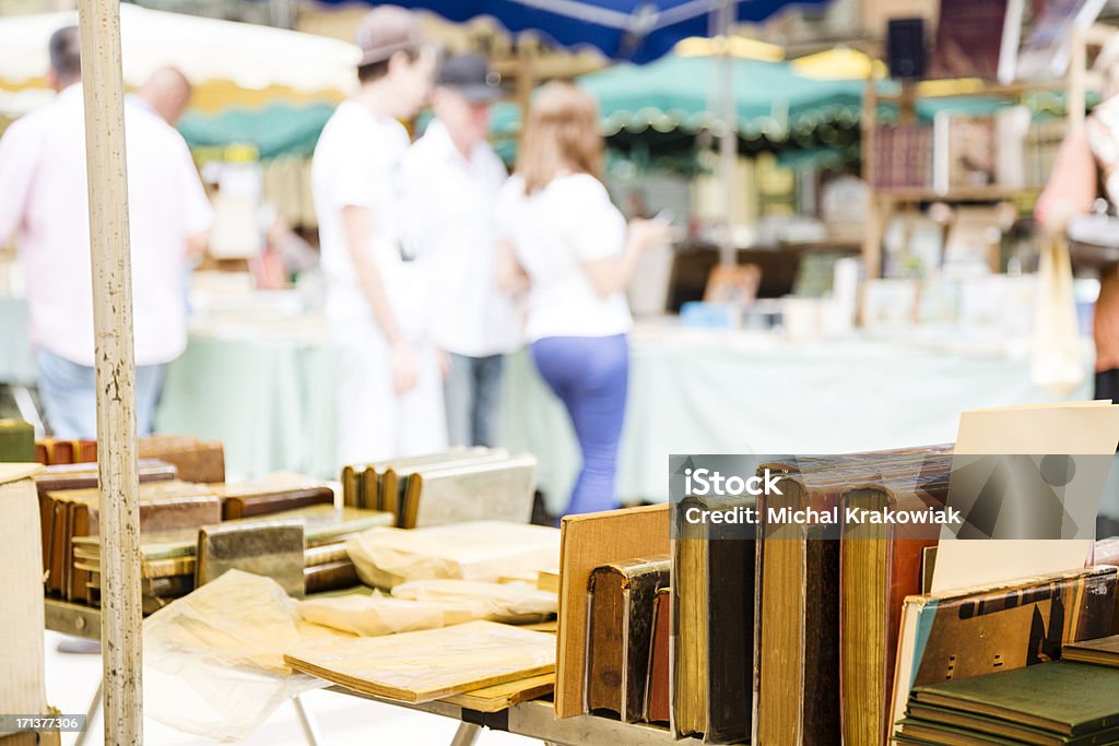 Puesto de mercado con libros - Foto de stock de Francia libre de derechos