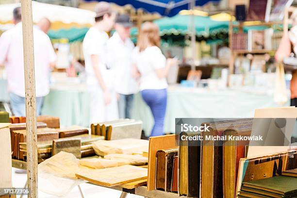 Bancarella Con I Libri - Fotografie stock e altre immagini di Francia - Francia, Mercato delle pulci, Cultura francese