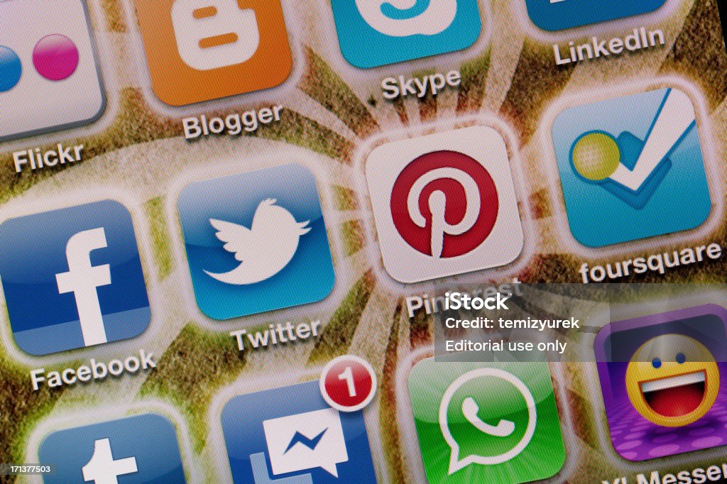 Aplicaciones de redes sociales en el Apple iPhone 4 de pantalla - Foto de stock de Aplicación para móviles libre de derechos