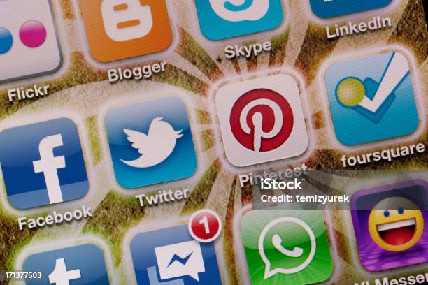 Aplicaciones De Redes Sociales En El Apple Iphone 4 De Pantalla Foto de stock y más banco de imágenes de Aplicación para móviles