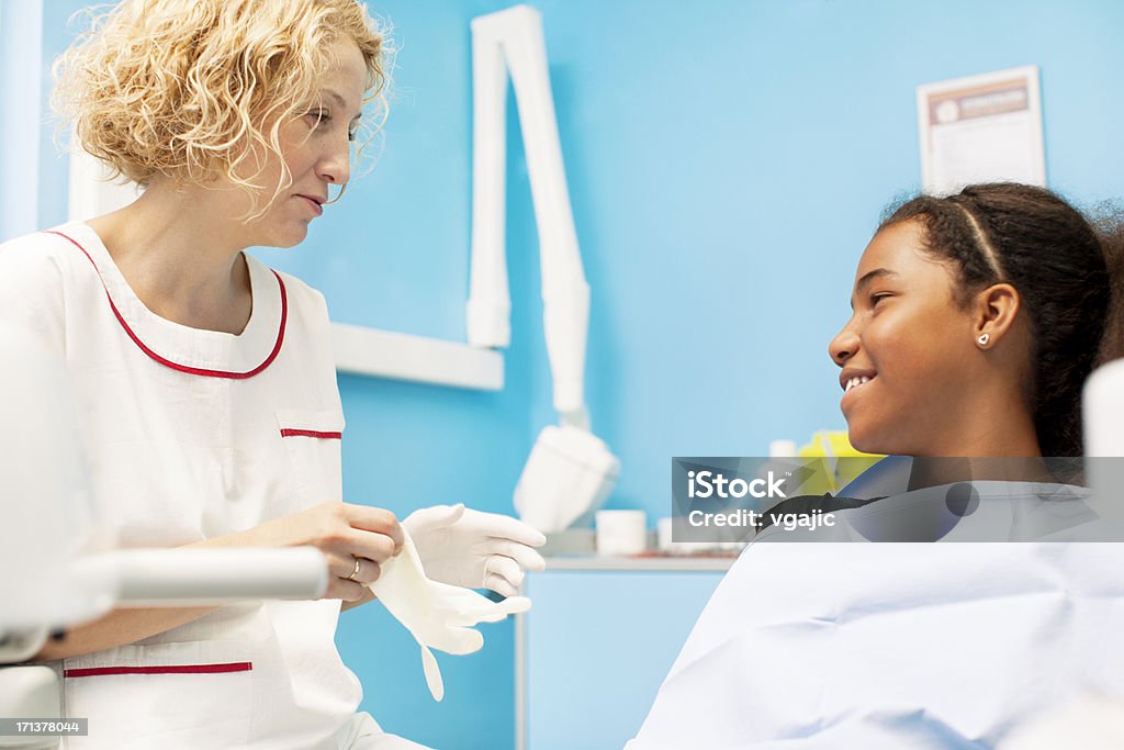 Adolescente africaine visite Cabinet Dentaire - Photo de Dentiste libre de droits