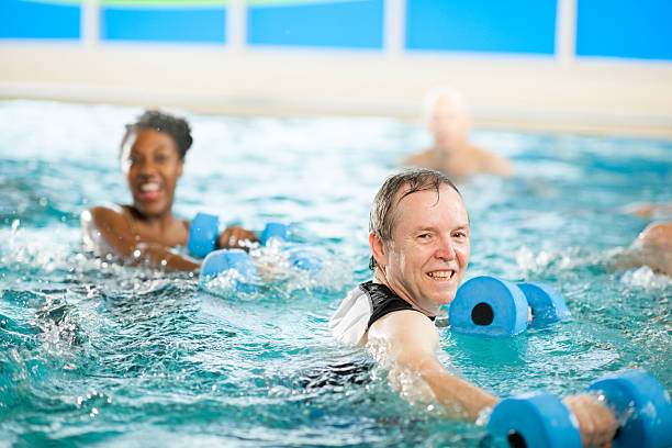 aquagym en groupe - water aerobics swimming pool exercising sport photos et images de collection