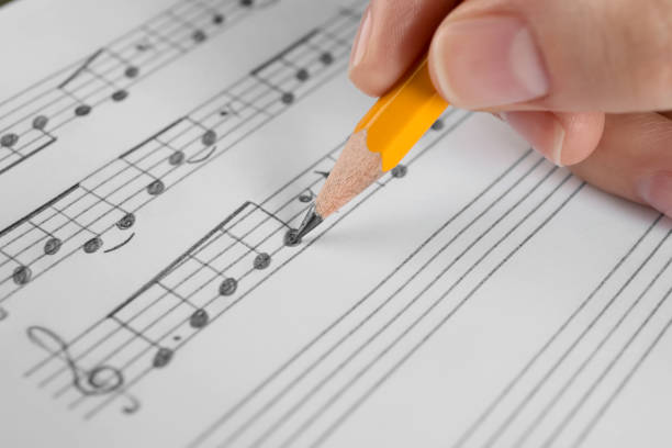 紙に鉛筆で音符を書く女性、接写 - sheet music music musical staff paper ストックフォトと画像