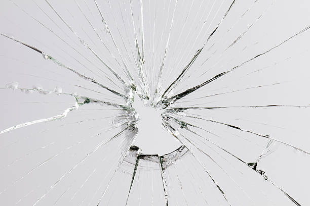 산산조각남 유리컵 - bullet hole glass cracked hole 뉴스 사진 이미지