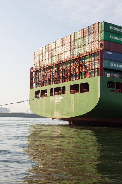 xin 上海 towed に、ロッテルダム - containerisation ストックフォトと画像