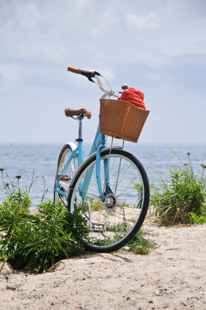 vélo sur la plage - august cape cod massachusetts new england photos et images de collection