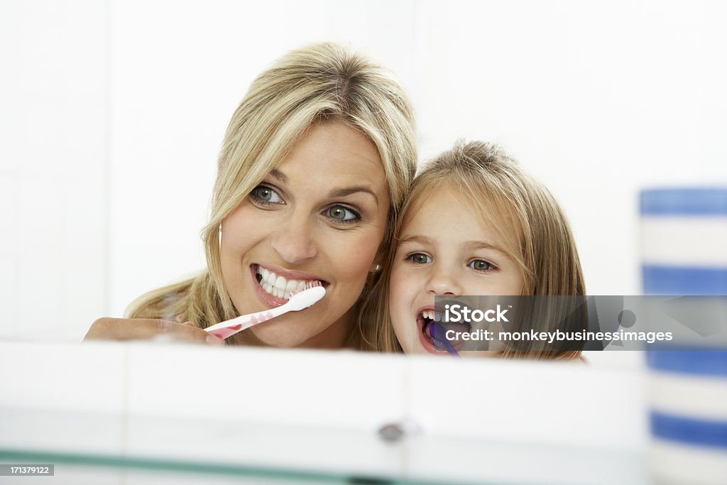 Mère et fille Se brosser les dents ensemble - Photo de Brosser libre de droits