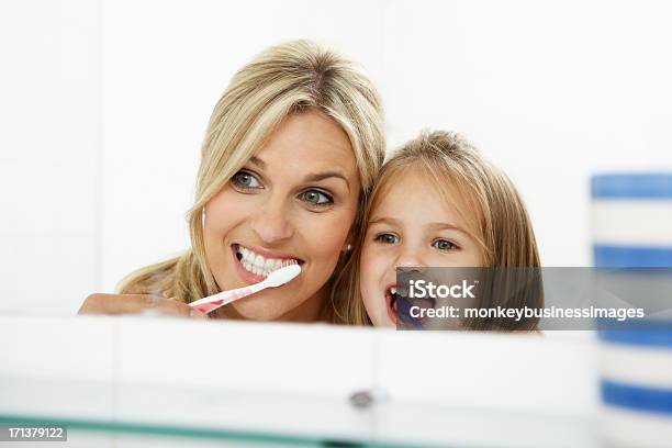 母と娘歯みがき一緒 - ヒトの歯のストックフォトや画像を多数ご用意 - ヒトの歯, ブラシをかける, 2人