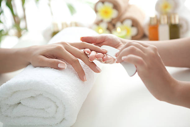 manucure. - health spa spa treatment towel candle photos et images de collection