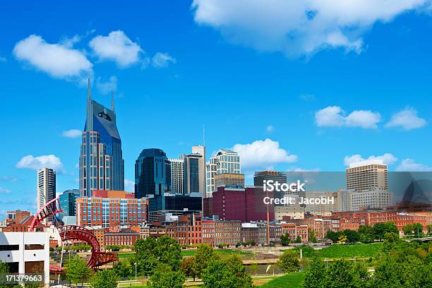 Vista De Los Edificios De Nashville Foto de stock y más banco de imágenes de Nashville - Nashville, Panorama urbano, Día