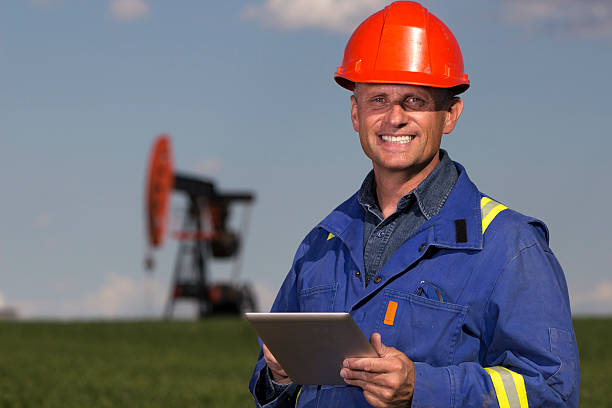 olej tech - oil industry digital tablet manual worker mining zdjęcia i obrazy z banku zdjęć