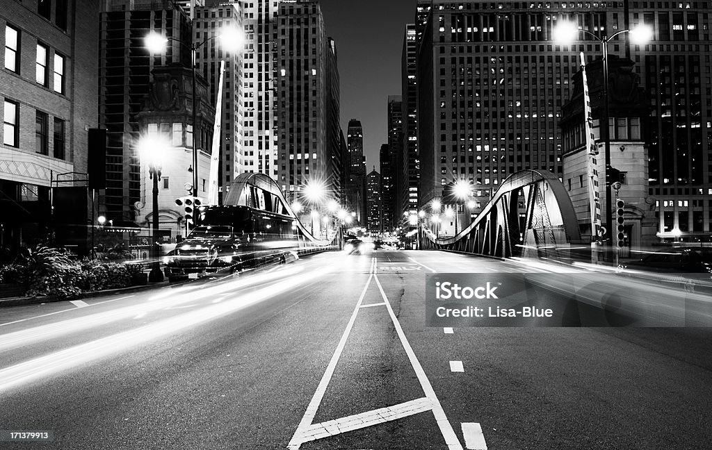 Tráfico de la noche. Blanco y negro - Foto de stock de Blanco y negro libre de derechos