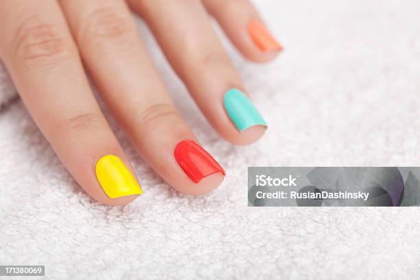 Vibrante Verniz Para Unhas - Fotografias de stock e mais imagens de Unha - Unha, Colorido, Amarelo