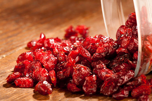 secar cranberries. - dried cranberry fotografías e imágenes de stock