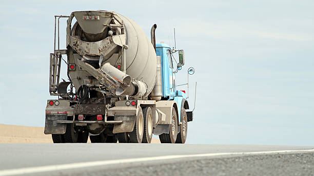 reboque cimento - truck motion road cement truck imagens e fotografias de stock