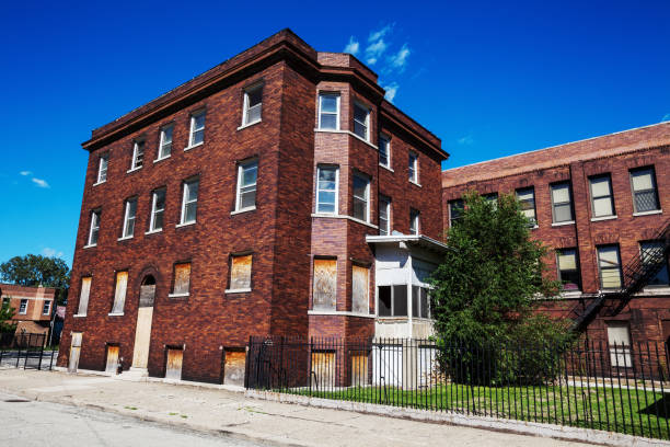istock Boarded up Victorian apartment building, Fuller Park, Chicago 171380213