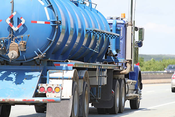 trucking de esgotos - truck close up fuel tanker semi truck - fotografias e filmes do acervo