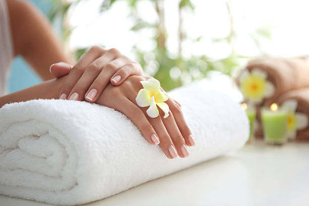 매니큐어. - spa treatment health spa flower towel 뉴스 사진 이미지